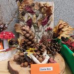 jesienny stroik z materiałów naturalnych na plastrze drewna.jpg