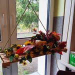 jesienny stroik z naturalnych i sztucznych materiałów lisci, kwiatów i warzyw.jpg