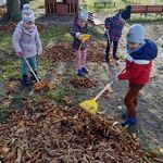 Dzieci grabią liście kasztanowców