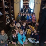 dzieci otoczone półkami z czasopismami, w tle wielkie lustro.jpg