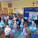 Sala przedszkolna. Dzieci tańczą z balonami.