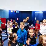 Dzieci w szatni planetarium