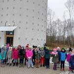 Grupa dzieci pozuje do zdjęcia na tle budynku planetarium
