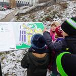 Grupa dzieci ogląda plan kampusu uniwersyteckiego