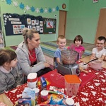 Dzieci i pani obserwują jak robot kuchenny wyrabia ciasto