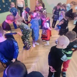 dzieci tańczą w parach dotykając sie czołami.jpg