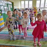 Dzieci w pozycji stojącej poruszają się w rytm muzyki zgodnie z treścią opowiadania