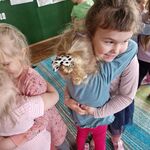 Dzieci w pozycji stojącej przedstawiają kolejne fragmenty ruchowej opowieści - witają się z przyjaciółmi