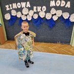 Chłopiec pozuje do zdjęcia w stroju z papieru.jpg