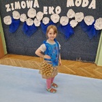 Dziewczynka pozuje do zdjęcia w stroju konkursowym_ z torebką po czekoladkach na ramieniu..jpg