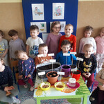  zdjęcie grupowe dzieci z posianymi i posadzonymi roślinami