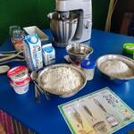 na stoliku ustawione produkty: mąka, maślanka, śmietanka, mikser