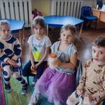 dziewczynka ubija w słoiku śmietankę na masło