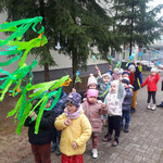 Dzieci idą witać pierwszy dzień wiosny z gaikiem i kwiatami