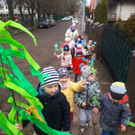Dzieci witają wiosnę kwiatami i piosenkami o wiośnie
