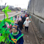 Dzieci wracają do przedszkola z gaikiem i śpiewają piosenki o wiośnie