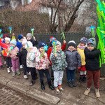 Dzieci witają wiosnę gaikiem i kwiatami