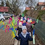 Na czele wiosennego korowodu idzie chłopiec z gaikiem.