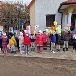 Dzieci ustawione parami  prezentują swoje piękne_ kolorowe kwiaty
