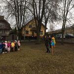 po lewej stronie ustawione dzieci_ w centrum zdjęcia wbita w ziemię kukła marzanny