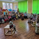 Grupa dzieci ogląda próbę generalną przedstawienia