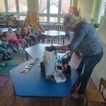 pani działkowiec nasypująca ziemię do donic_ wokół dzieci.