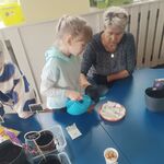 pani działkowiec z dziewczynką trzymającą konewkę.