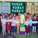 grupa dzieci prezentująca dyplomy