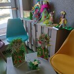 na stoliku kolorowe papierowe sylwety wykonane przez dzieci