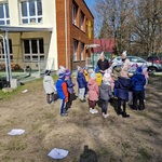 Dwie panie tłumaczą zadania do wykonania grupie przedszkolaków.