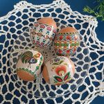 jajka-pisanki ułożone na serwetce