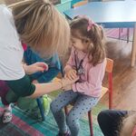 pielęgniarka osłuchuje serce dziewczynki stetoskopem.