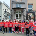 Grupa dzieci stoi przy budynku muzeum.