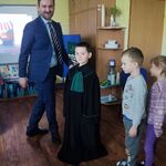 męączyzna, obok dziecko w todze i inne dzieci