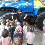 Dzieci zaznaczają kredą kreski na kole Monster Truck