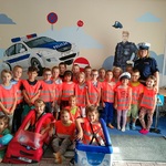 Komenda 1 Zdjęcie grupowe dzieci w kamizelkach odblaskowych.jpg