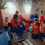 Komenda 2 Dziewczynki poruszają się w autochodzikach.jpg