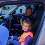 Komenda 6 Dziewczynka siedzi w radiowozie obok policjantki.jpg
