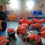 Komenda 4 Dzieci demonstrują pozycję obronną zółwia.jpg