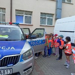 Komenda 5 Dzieci stoją w kolejce do radiowozu.jpg
