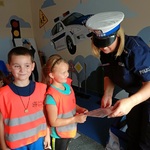 Komenda 8 Dwoje dzieci wręcza policjantce podziękowanie.jpg