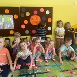 Grupa dzieci stoi przy tablicy