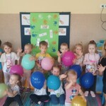 Gupa dzieci trzymających balony z panią.jpg
