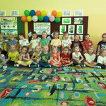 Zdjęcie grupowe dzieci przy tablicy - Dzień przeszkolaka.