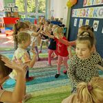 4 Dzieci ustawione w dwóch szeregach naprzeciwko siebie_ przybijają piątki.jpg