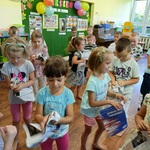 Dzień P-laka 6 Przedszkolaki zgniatają gazety w kule.jpg