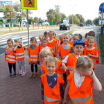 Dzieci stoją przed znakiem _przejście dla pieszych.