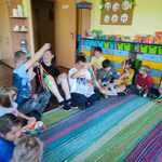 przedszkolaki i uczniowie bawią się kolorowymi wstążkami na kółkach