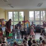 dzieci patrzą w kierunku kobiety Indianki