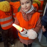 Dziewczynka trzyma latarkę do kierowania ruchem.